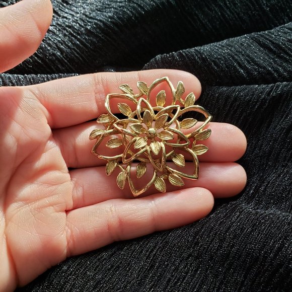 Vintage 1962 Gold Tone Circular Flower Brooch by Sarah Coventry Signed - Picture 2 of 8